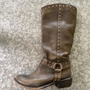 BRONX Chunky studded distressed boots